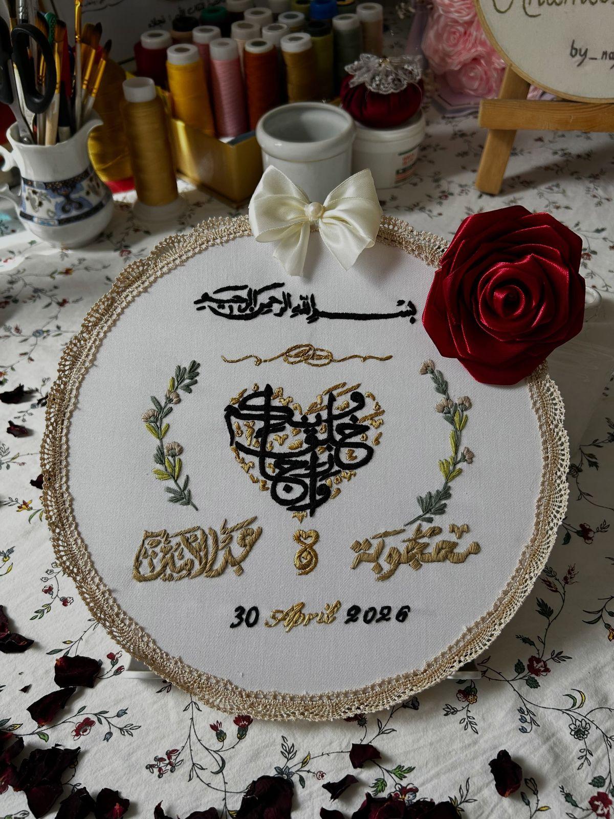 Les prénoms des mariés et la date du grand jour, en calligraphie brodée.