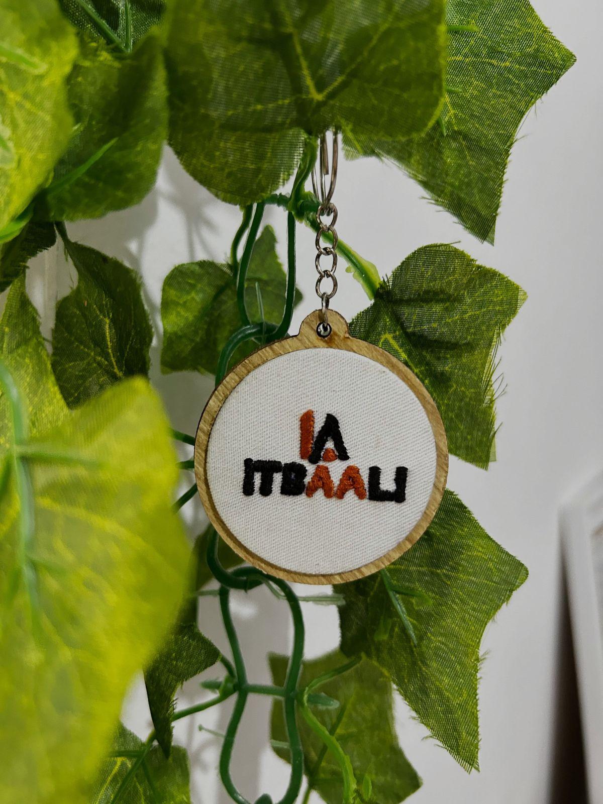 Porte-clés rond en bois brodé d'un logo d'entreprise