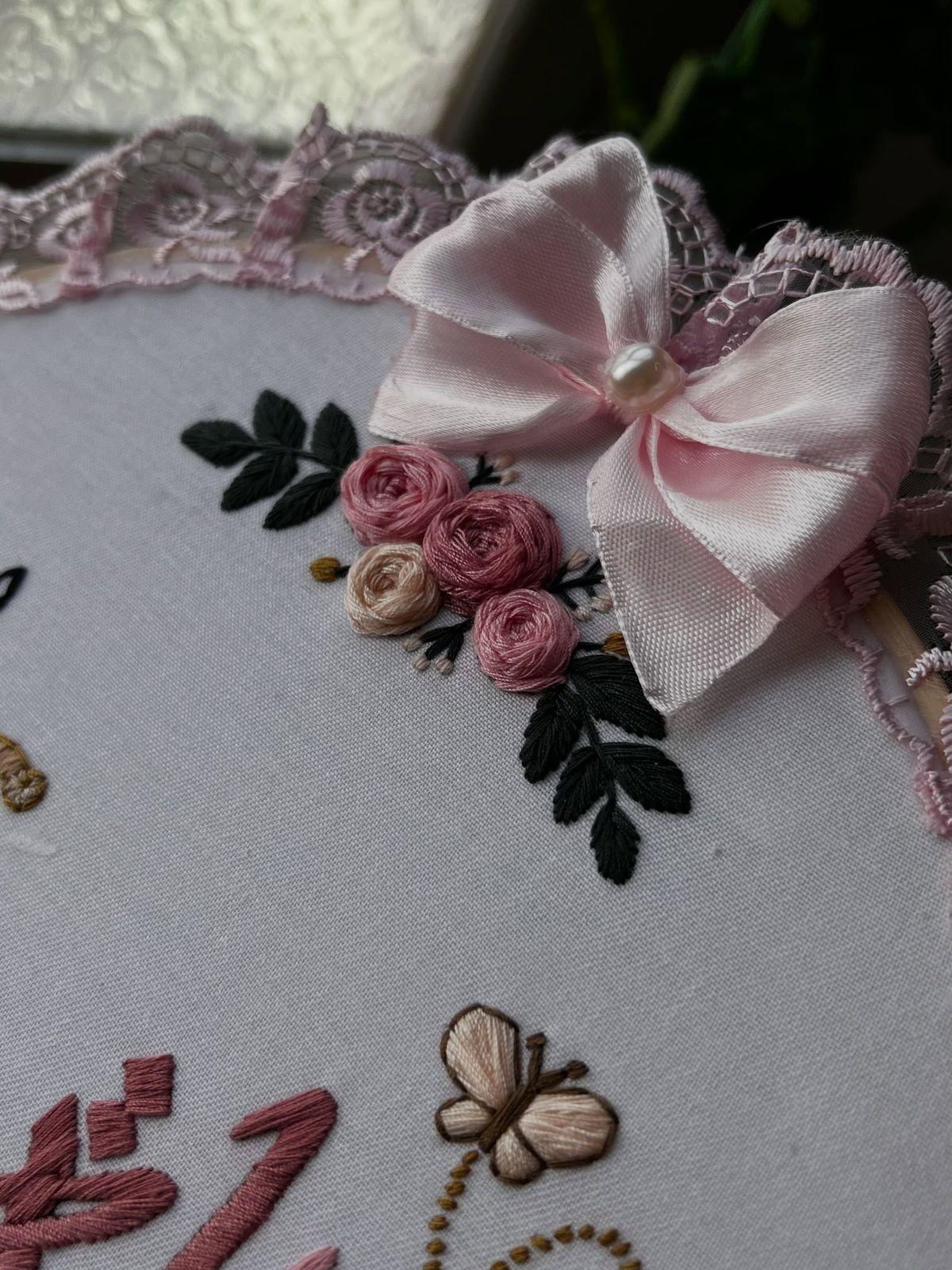 Nœud en satin et roses brodées